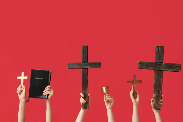 Mãos Femininas Com Cruzes Madeira Bíblia Sagrada Xícara Fundo Vermelho — Fotografia de Stock