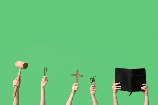 Mãos Femininas Com Bíblia Sagrada Cruz Martelo Unhas Fundo Verde — Fotografia de Stock