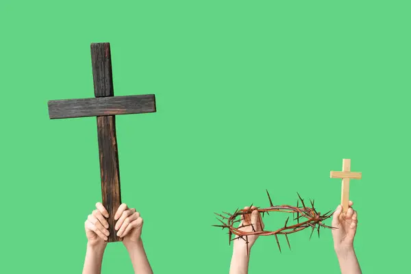 Samičí Ruce Dřevěnými Kříži Trnovou Korunou Zeleném Pozadí Velký Pátek — Stock fotografie