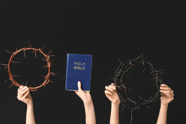 Ženské Ruce Biblí Svatou Trní Tmavém Pozadí Velký Pátek Koncept — Stock fotografie