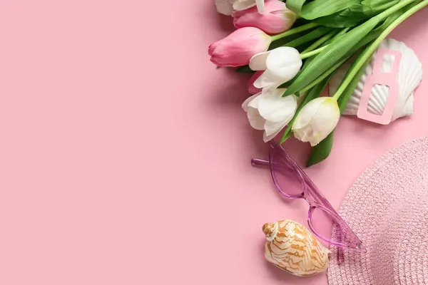 Composition Avec Accessoires Plage Coquillages Fleurs Tulipes Pour Journée Internationale — Photo