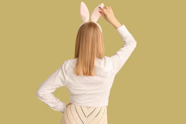有复活节兔子耳朵的小女孩 背景色 — 图库照片