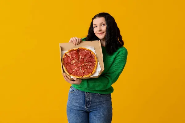 Beautiful Young Woman Holding Cardboard Box Tasty Pizza Yellow Background — Stock Photo, Image