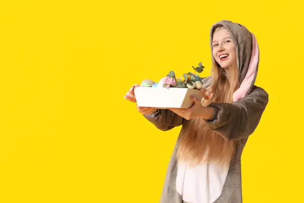 Schöne Junge Glückliche Frau Hasenkostüm Mit Korb Voller Eier Und — Stockfoto