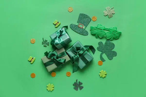 Подарочные Коробки Пластиковыми Очками Декор Празднования Дня Святого Патрика Зеленом — стоковое фото