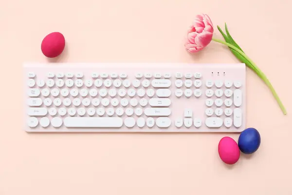 Huevos Pascua Teclado Flores Computadoras Sobre Fondo Rosa — Foto de Stock