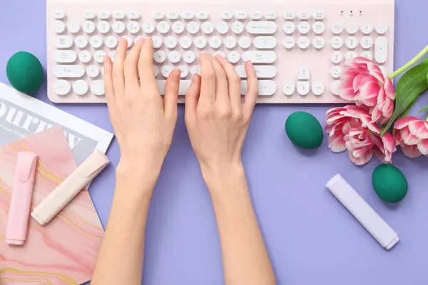 Руки Женщины Компьютерной Клавиатурой Пасхальные Яйца Набор Канцелярских Принадлежностей Цветы — стоковое фото