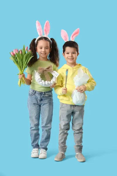 Malé Asijské Děti Králičí Uši Tulipány Velikonoční Vajíčko Věnec Modrém — Stock fotografie
