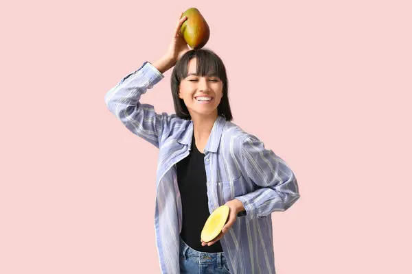Mooie Jonge Vrouw Met Rijpe Mango Roze Achtergrond — Stockfoto