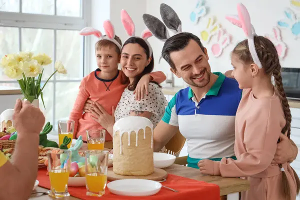 Szczęśliwa Rodzina Przytulanie Kolacji Wielkanocnej Kuchni — Zdjęcie stockowe
