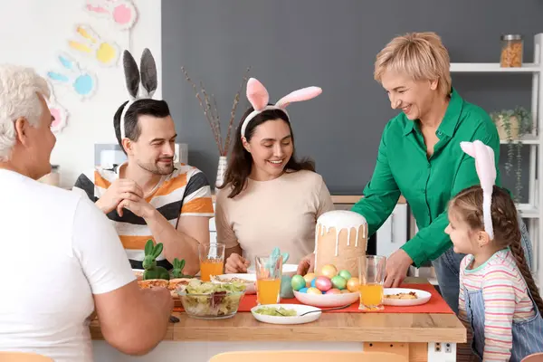 Volwassen Vrouw Brengen Pasen Taart Voor Diner Met Haar Familie — Stockfoto