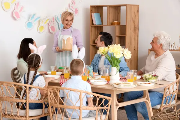 Volwassen Vrouw Brengen Pasen Taart Voor Diner Met Haar Familie — Stockfoto