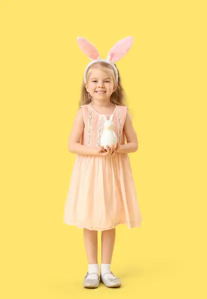 小兔子耳朵里的小女孩 背景是黄色的复活节兔子 — 图库照片