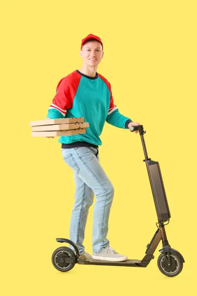 Männlicher Kurier Mit Pizzakartons Auf Gelbem Hintergrund — Stockfoto