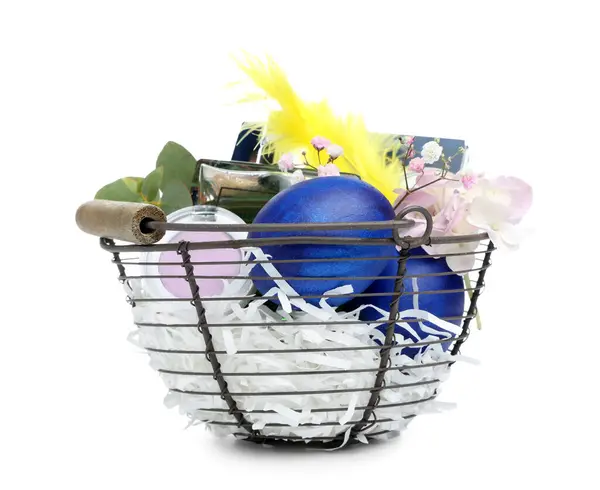 白い背景に隔離された装飾的な化粧品 花およびイースターの卵が付いているバスケット ストック画像