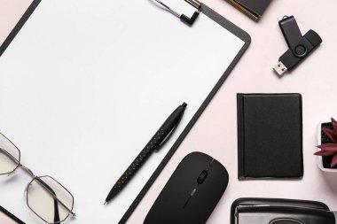 Beyaz arkaplanda flaş bellek, kalem, pano ve bilgisayar faresi