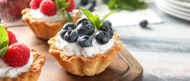 Taze böğürtlenli lezzetli tartlar, yakın plan.