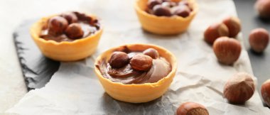 Lezzetli çikolata ezmeli ve fındıklı tart.