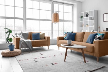 Turuncu kanepeli modern oturma odasının içi.