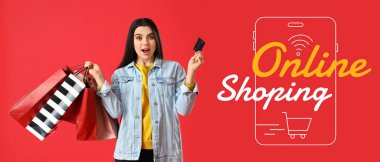 Alışveriş torbaları, kredi kartı ve mesaj ile şaşırmış genç bir kadın kırmızı arka planda ONLINE alışveriş