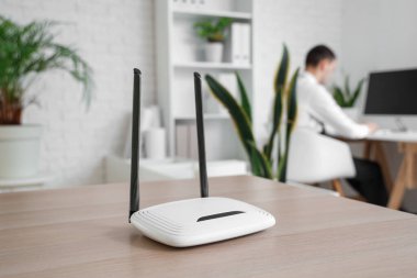 Modern wi-fi yönlendirici masadaki masada, yakın çekim