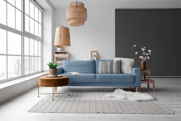 Interior Nyaman Ruang Tamu Dengan Sofa Biru Kantong Dan Lampu — Stok Foto