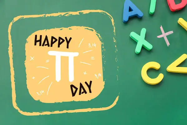 Κείμενο Happy Day Γράμματα Και Μαθηματικά Σημάδια Στο Πράσινο Φόντο — Φωτογραφία Αρχείου