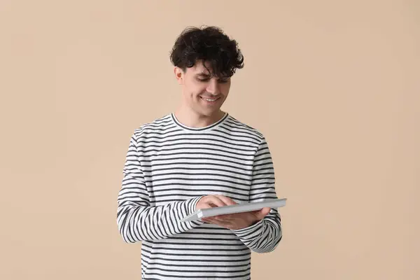 Junger Mann Mit Computertastatur Auf Beigem Hintergrund — Stockfoto
