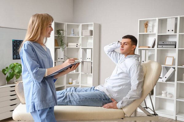 Молодой человек с сотрясением мозга, посещающий врача в клинике