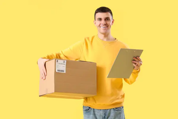 Vendedor Loja Online Masculino Com Pacote Área Transferência Fundo Amarelo — Fotografia de Stock