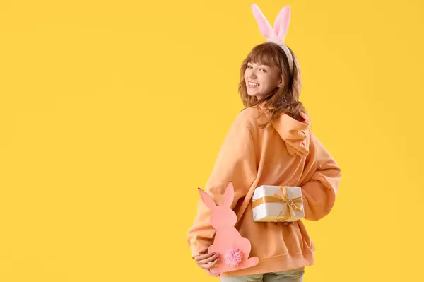 Молода Дівчина Великодніми Вухами Кролика Паперовий Кролик Подарунок Жовтому Тлі — стокове фото