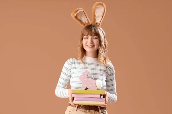Молода Дівчина Великодніми Вухами Кролика Книги Іграшковий Кролик Бежевому Фоні — стокове фото