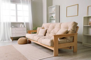 Beyaz klozeti ve kanepesi olan bir oturma odası.