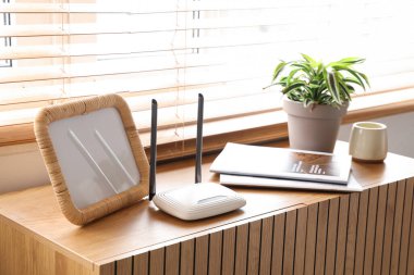 Çerçeve ve dergilerle modern wi-fi yönlendirici.