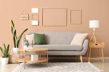 Oturma odasının içinde kanepe ve kablosuz ağ yönlendiricisi var.