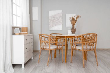 Tabloları ve masası olan şık bir yemek odası.