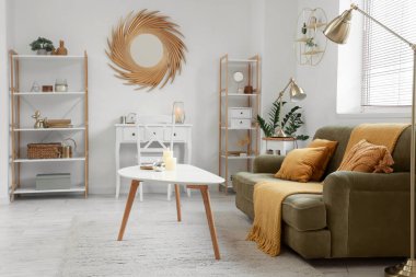 Altın aynası ve kanepesi olan şık bir oturma odası.