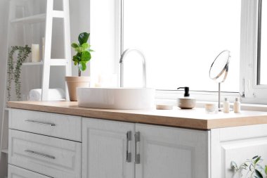 Tuvaletteki tezgahlarda kozmetik ürünleriyle lavabo.