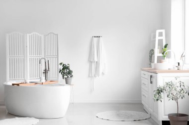 Küvetli, lavabolu ve katlanabilir ekranlı bir ışık odası.