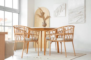 Yemek masası ve 3 boyutlu resimlerle aydınlatma odasının içinde.