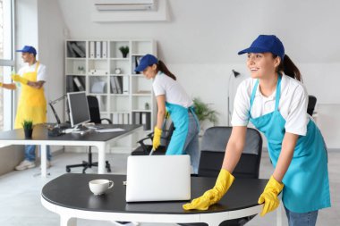 Ofiste kadın hademe temizlik masası