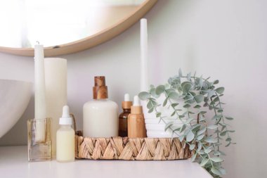 Banyo aksesuarları, bitki ve yanan mumlar odada, yakın plan.