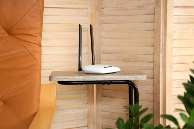 Modern Wi-Fi yönlendirici oturma odasındaki masada.