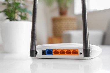 Modern Wi-Fi yönlendirici oturma odasında, yakın plan.