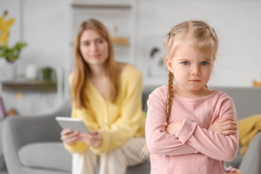 Psikologun ofisindeki üzgün küçük kız, yakın plan.