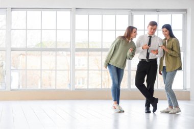 Yeni evde tablet bilgisayar kullanan lezbiyen bir çiftle emlakçılık.