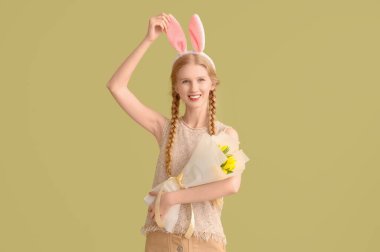 Paskalya tavşanı kulaklı ve çiçekli genç bir kız.