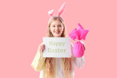 Paskalya tavşanı kulaklı genç kız, tebrik kartı ve pembe arka planda hediye.