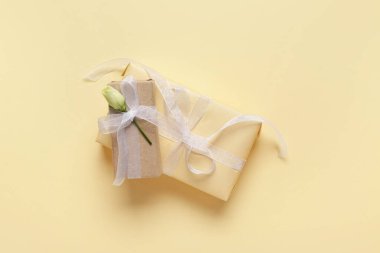 Sarı arka planda güzel beyaz güller olan hediye kutuları. Uluslararası Kadınlar Günü