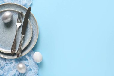 Mavi arka planda Paskalya yumurtaları olan güzel bir masa.